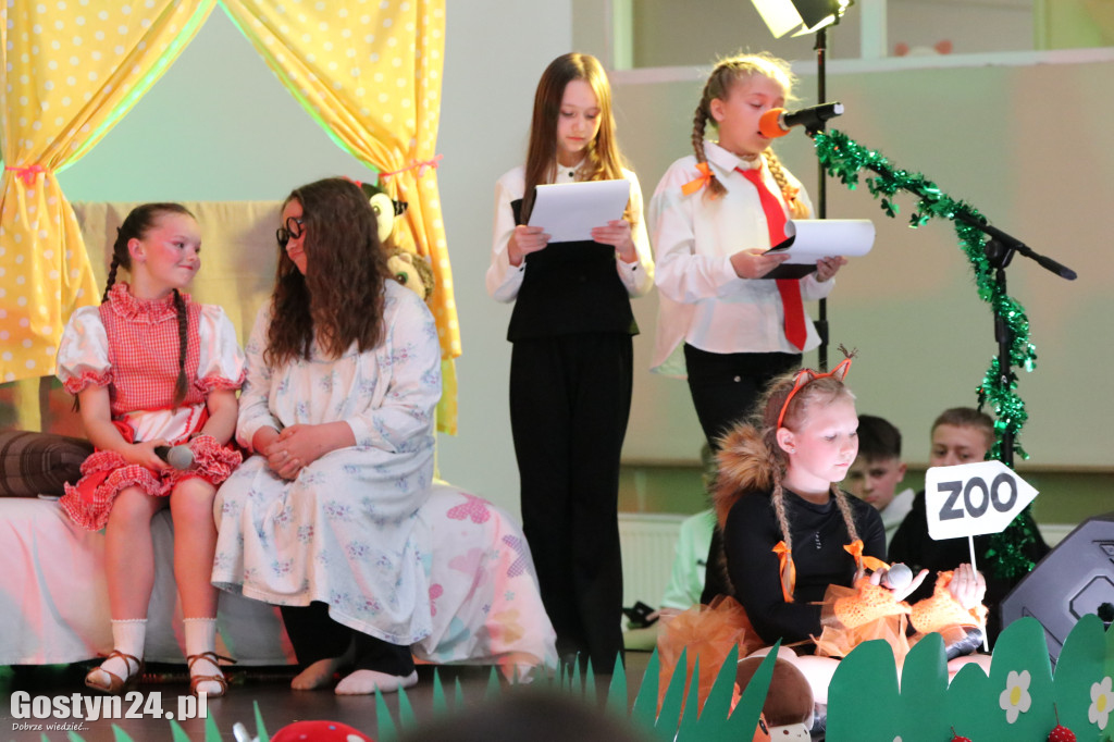 Przedstawienie w wykonaniu uczniów w Piaskach