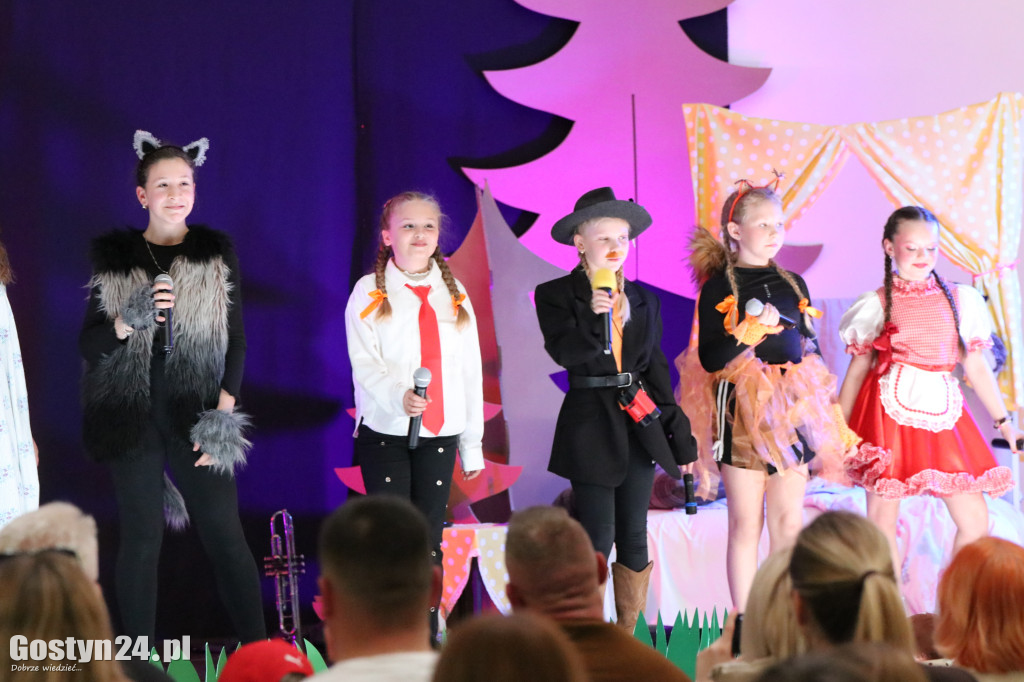 Przedstawienie w wykonaniu uczniów w Piaskach