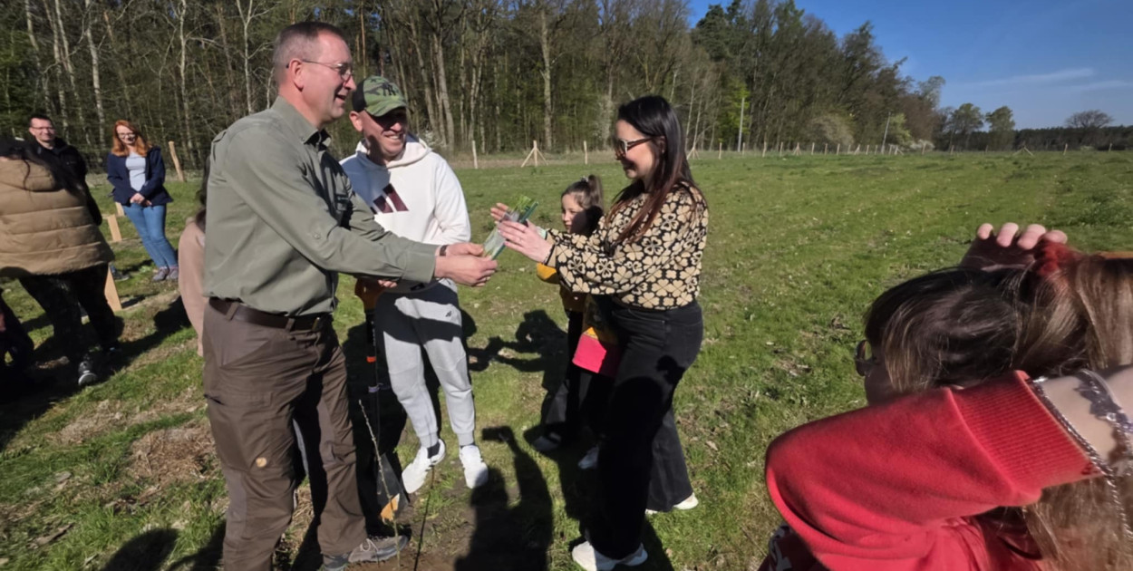 Sadzenie drzew w Lesie Dobrych Wspomnień