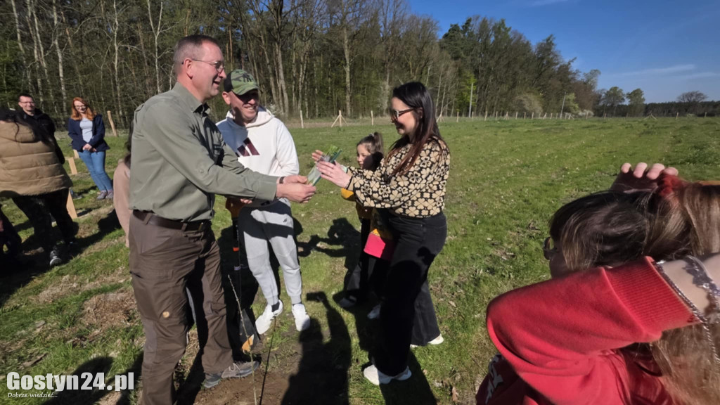 Sadzenie drzew w Lesie Dobrych Wspomnień