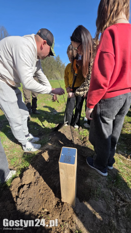 Sadzenie drzew w Lesie Dobrych Wspomnień