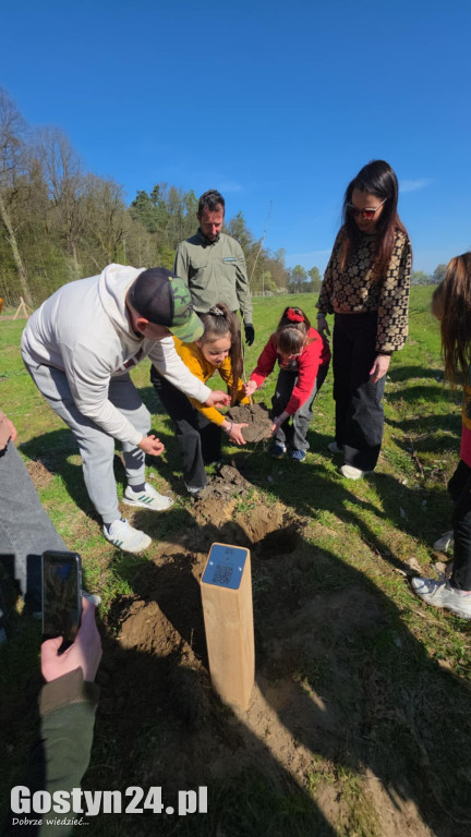 Sadzenie drzew w Lesie Dobrych Wspomnień