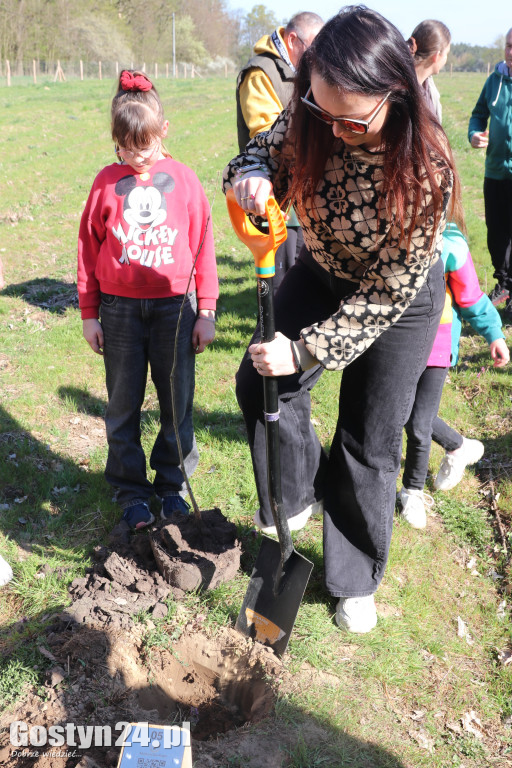 Sadzenie drzew w Lesie Dobrych Wspomnień