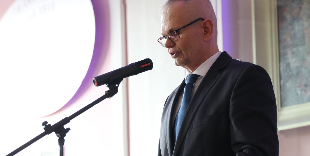 Świadectwa w dłoniach, matura za pasem. Maturzyści z gostyńskiego liceum pożegnali szkołę średnią