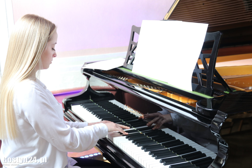 Świadectwa w dłoniach, matura za pasem. Maturzyści z gostyńskiego liceum pożegnali szkołę średnią