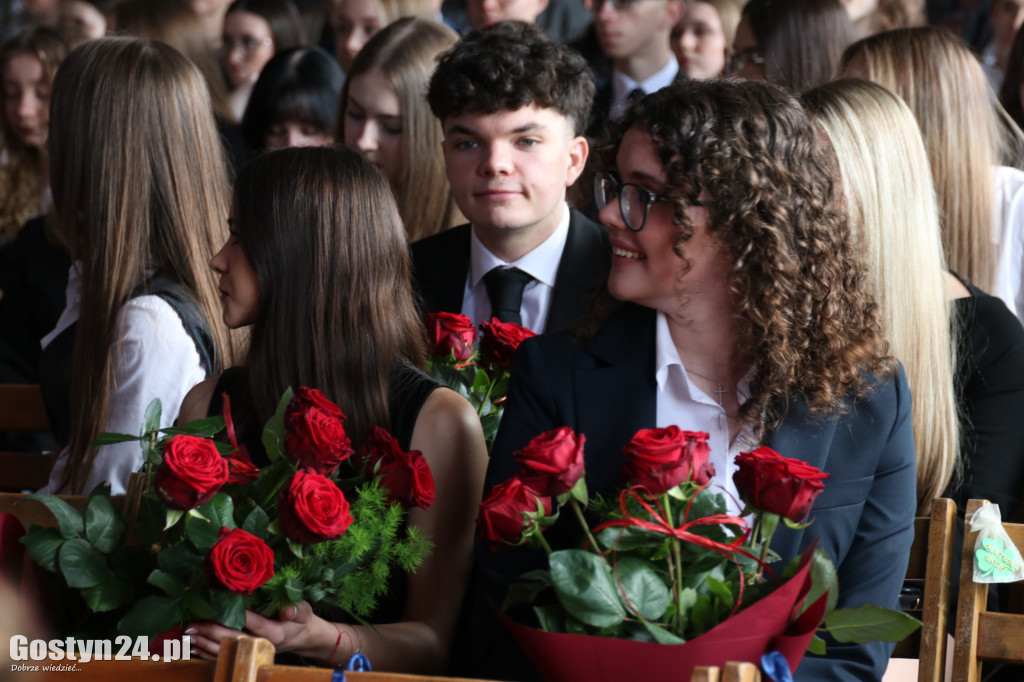 Świadectwa w dłoniach, matura za pasem. Maturzyści z gostyńskiego liceum pożegnali szkołę średnią