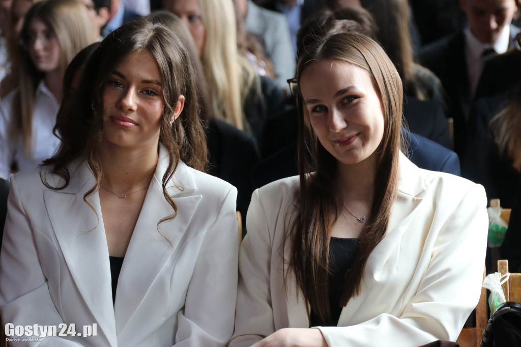 Świadectwa w dłoniach, matura za pasem. Maturzyści z gostyńskiego liceum pożegnali szkołę średnią