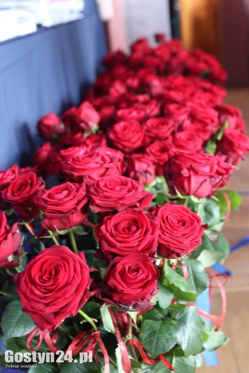 Świadectwa w dłoniach, matura za pasem. Maturzyści z gostyńskiego liceum pożegnali szkołę średnią