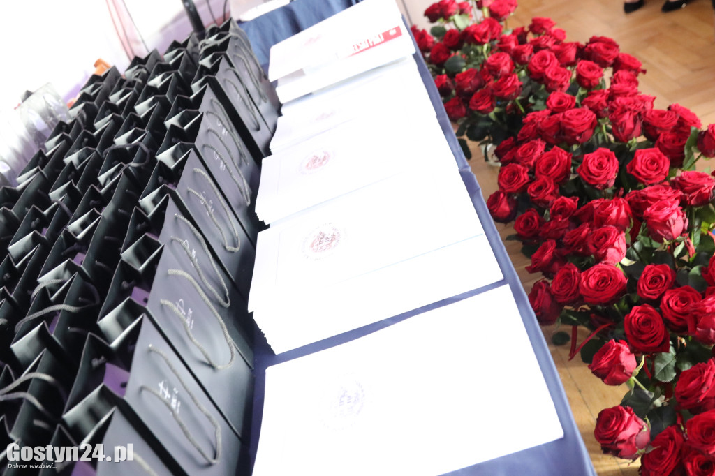 Świadectwa w dłoniach, matura za pasem. Maturzyści z gostyńskiego liceum pożegnali szkołę średnią