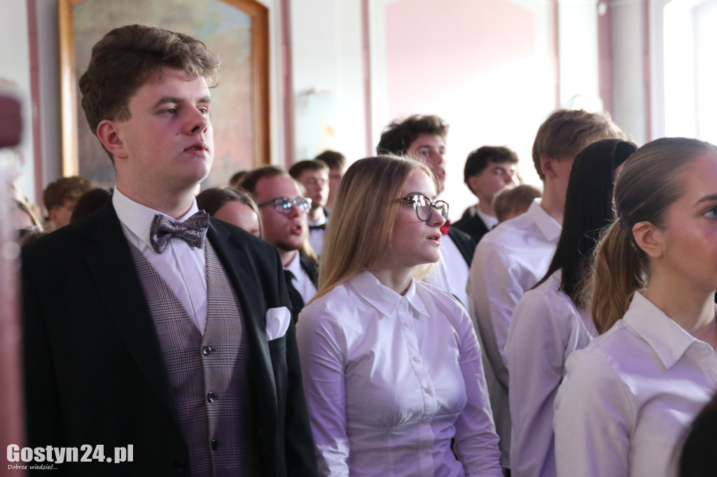 Świadectwa w dłoniach, matura za pasem. Maturzyści z gostyńskiego liceum pożegnali szkołę średnią
