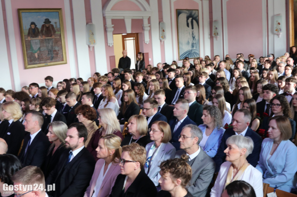 Świadectwa w dłoniach, matura za pasem. Maturzyści z gostyńskiego liceum pożegnali szkołę średnią