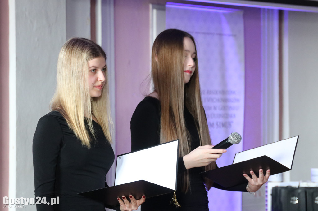 Świadectwa w dłoniach, matura za pasem. Maturzyści z gostyńskiego liceum pożegnali szkołę średnią