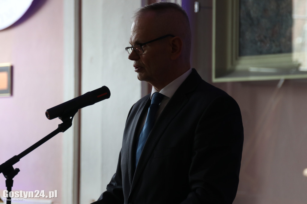 Świadectwa w dłoniach, matura za pasem. Maturzyści z gostyńskiego liceum pożegnali szkołę średnią