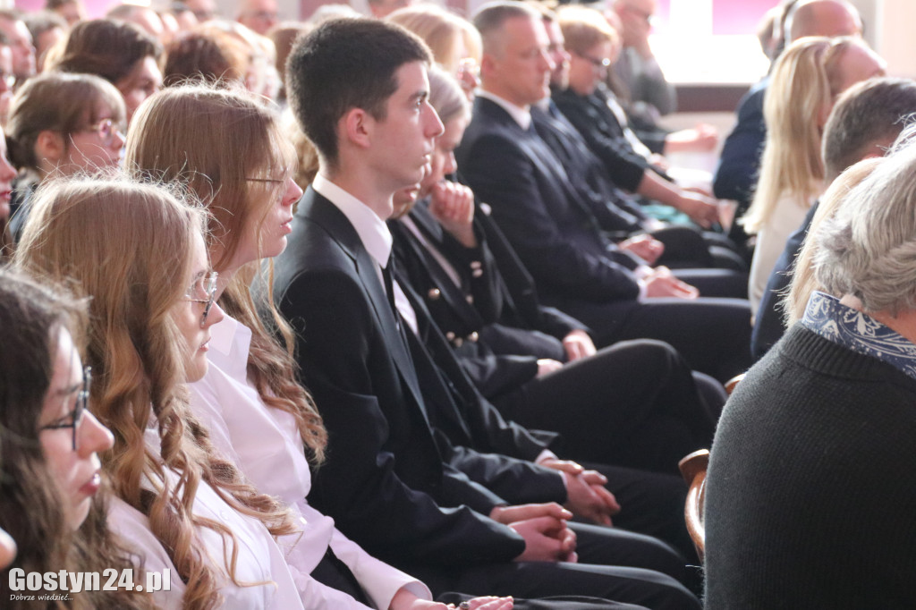 Świadectwa w dłoniach, matura za pasem. Maturzyści z gostyńskiego liceum pożegnali szkołę średnią