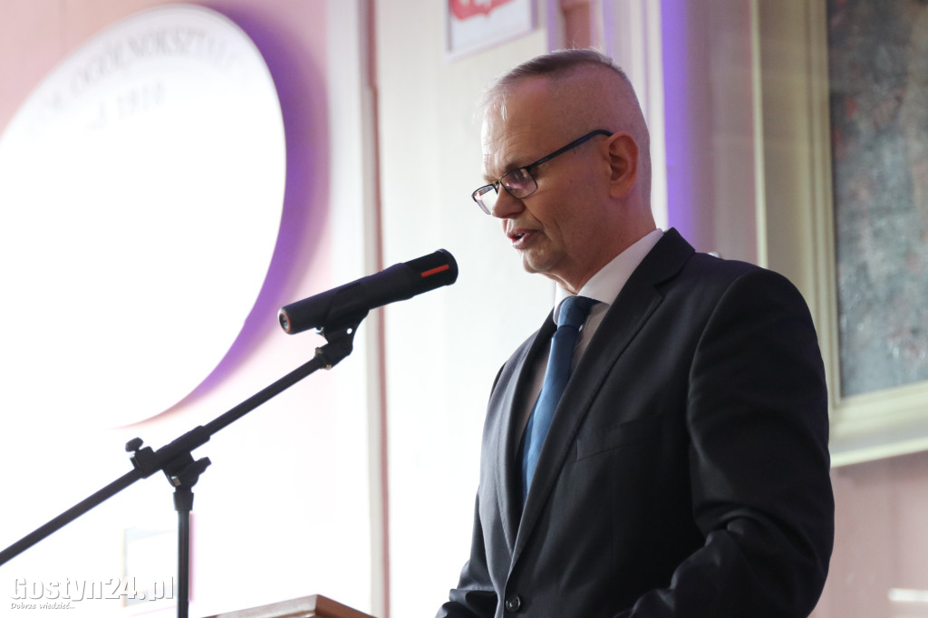 Świadectwa w dłoniach, matura za pasem. Maturzyści z gostyńskiego liceum pożegnali szkołę średnią