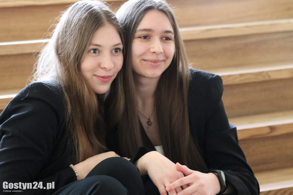 Świadectwa w dłoniach, matura za pasem. Maturzyści z gostyńskiego liceum pożegnali szkołę średnią