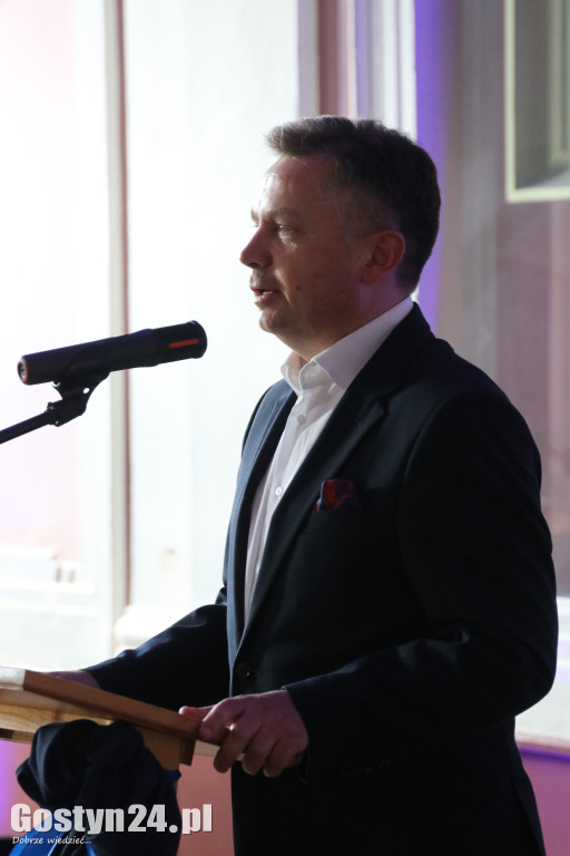 Świadectwa w dłoniach, matura za pasem. Maturzyści z gostyńskiego liceum pożegnali szkołę średnią