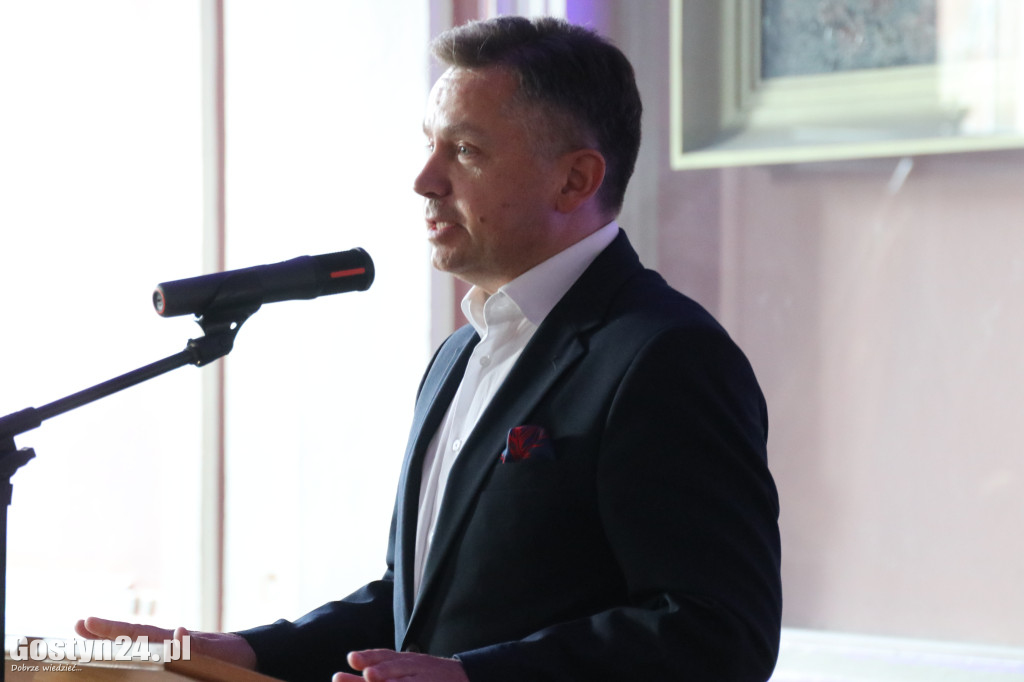 Świadectwa w dłoniach, matura za pasem. Maturzyści z gostyńskiego liceum pożegnali szkołę średnią