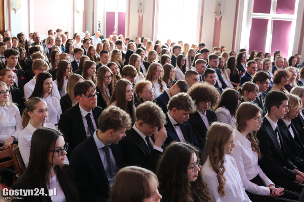 Świadectwa w dłoniach, matura za pasem. Maturzyści z gostyńskiego liceum pożegnali szkołę średnią