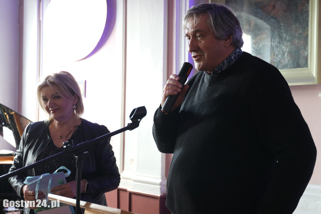 Świadectwa w dłoniach, matura za pasem. Maturzyści z gostyńskiego liceum pożegnali szkołę średnią