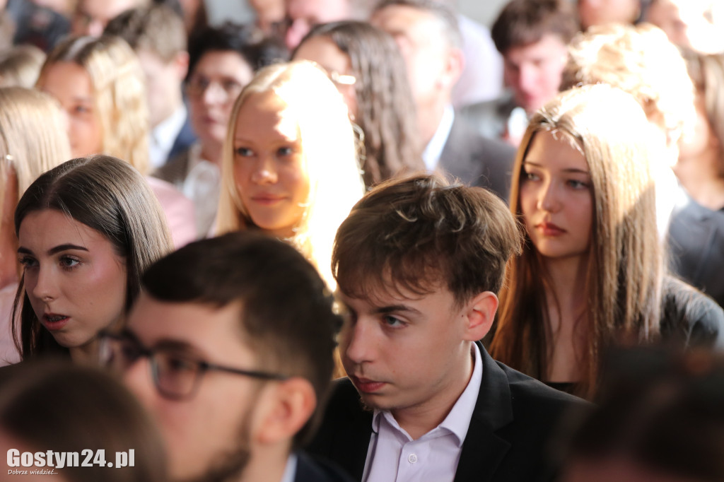 Świadectwa w dłoniach, matura za pasem. Maturzyści z gostyńskiego liceum pożegnali szkołę średnią