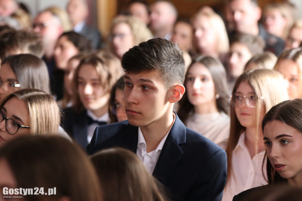 Świadectwa w dłoniach, matura za pasem. Maturzyści z gostyńskiego liceum pożegnali szkołę średnią