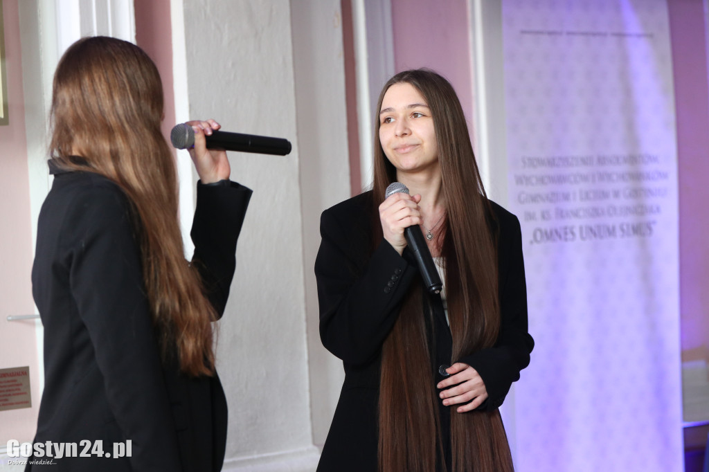 Świadectwa w dłoniach, matura za pasem. Maturzyści z gostyńskiego liceum pożegnali szkołę średnią