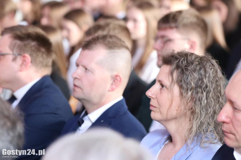 Świadectwa w dłoniach, matura za pasem. Maturzyści z gostyńskiego liceum pożegnali szkołę średnią