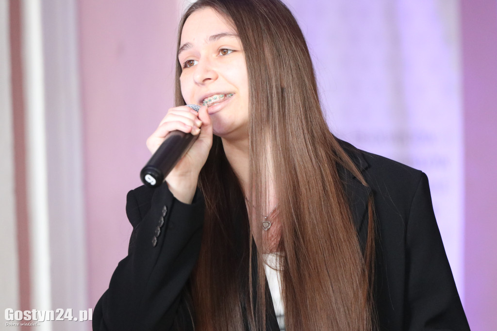 Świadectwa w dłoniach, matura za pasem. Maturzyści z gostyńskiego liceum pożegnali szkołę średnią