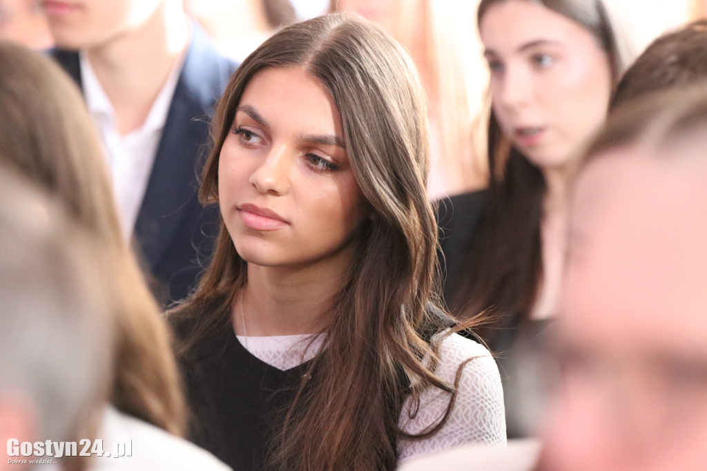 Świadectwa w dłoniach, matura za pasem. Maturzyści z gostyńskiego liceum pożegnali szkołę średnią