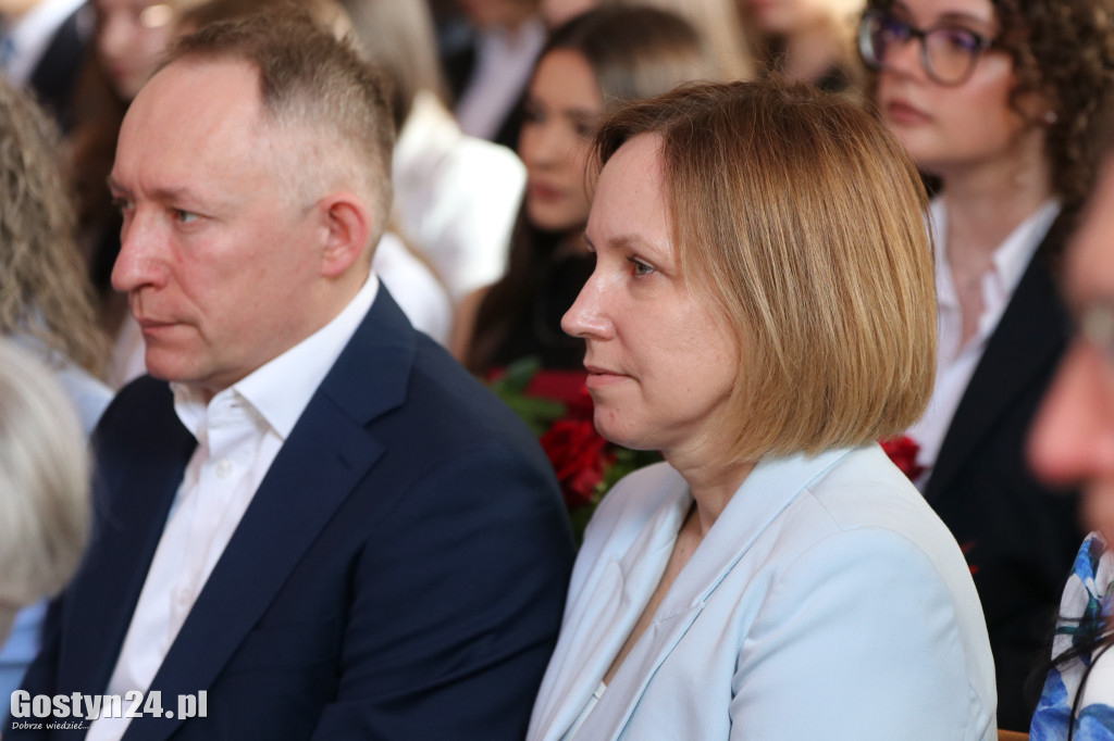 Świadectwa w dłoniach, matura za pasem. Maturzyści z gostyńskiego liceum pożegnali szkołę średnią