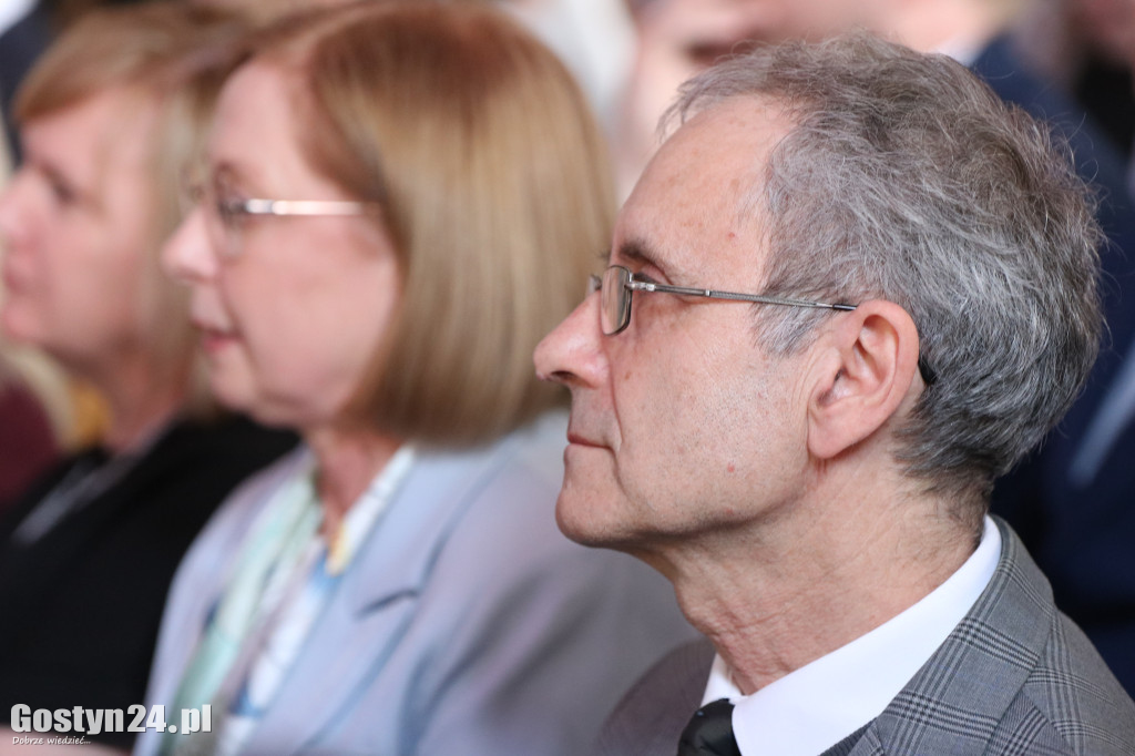 Świadectwa w dłoniach, matura za pasem. Maturzyści z gostyńskiego liceum pożegnali szkołę średnią