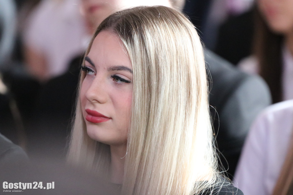 Świadectwa w dłoniach, matura za pasem. Maturzyści z gostyńskiego liceum pożegnali szkołę średnią