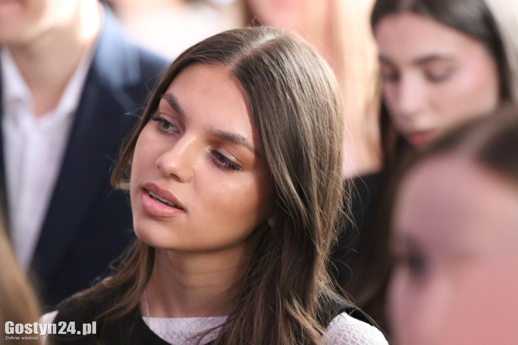 Świadectwa w dłoniach, matura za pasem. Maturzyści z gostyńskiego liceum pożegnali szkołę średnią