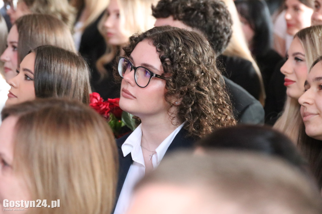 Świadectwa w dłoniach, matura za pasem. Maturzyści z gostyńskiego liceum pożegnali szkołę średnią