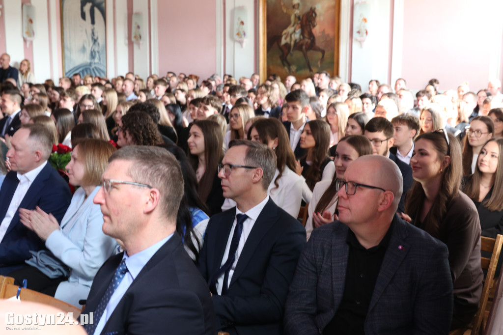 Świadectwa w dłoniach, matura za pasem. Maturzyści z gostyńskiego liceum pożegnali szkołę średnią