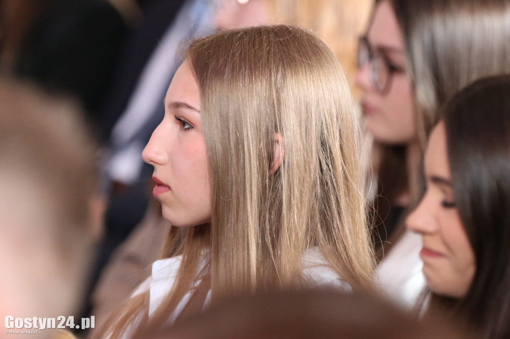 Świadectwa w dłoniach, matura za pasem. Maturzyści z gostyńskiego liceum pożegnali szkołę średnią