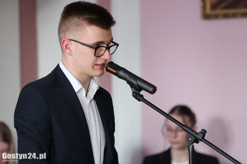 Świadectwa w dłoniach, matura za pasem. Maturzyści z gostyńskiego liceum pożegnali szkołę średnią