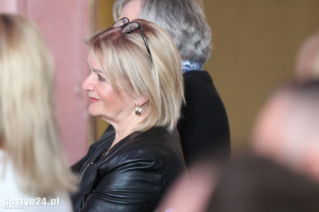 Świadectwa w dłoniach, matura za pasem. Maturzyści z gostyńskiego liceum pożegnali szkołę średnią