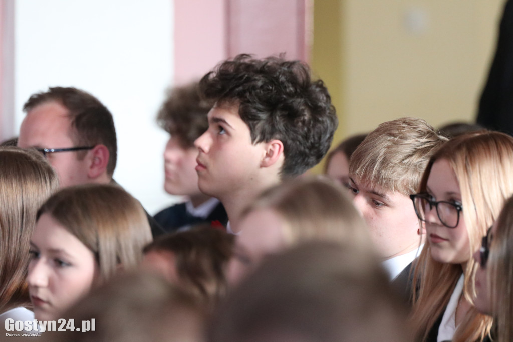 Świadectwa w dłoniach, matura za pasem. Maturzyści z gostyńskiego liceum pożegnali szkołę średnią