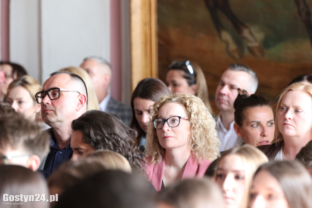 Świadectwa w dłoniach, matura za pasem. Maturzyści z gostyńskiego liceum pożegnali szkołę średnią