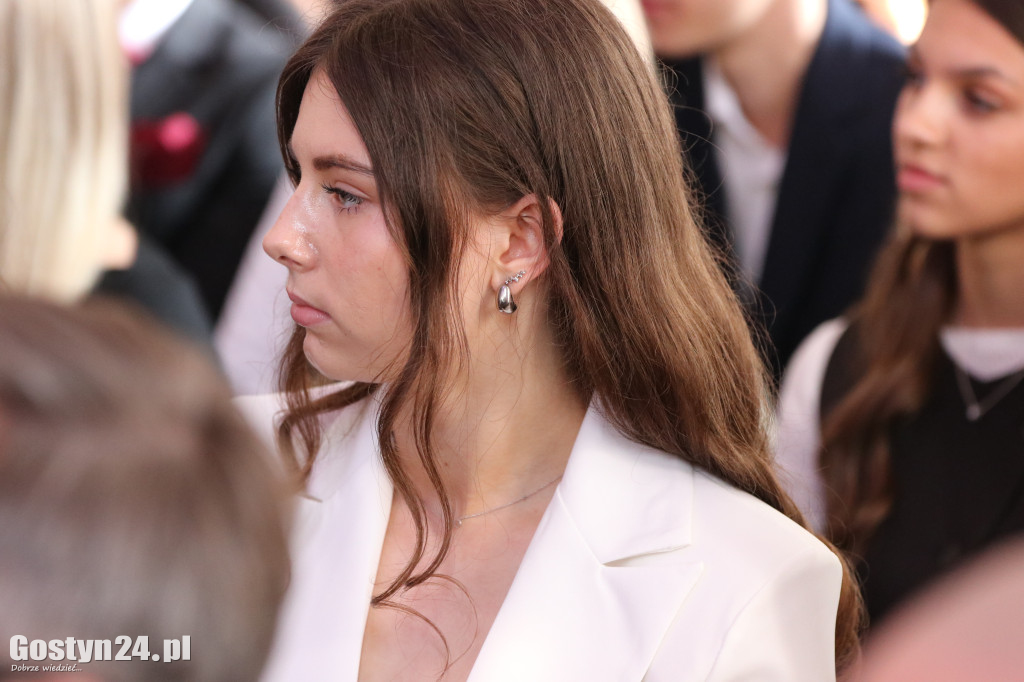 Świadectwa w dłoniach, matura za pasem. Maturzyści z gostyńskiego liceum pożegnali szkołę średnią