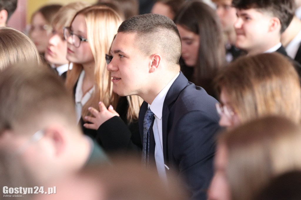 Świadectwa w dłoniach, matura za pasem. Maturzyści z gostyńskiego liceum pożegnali szkołę średnią