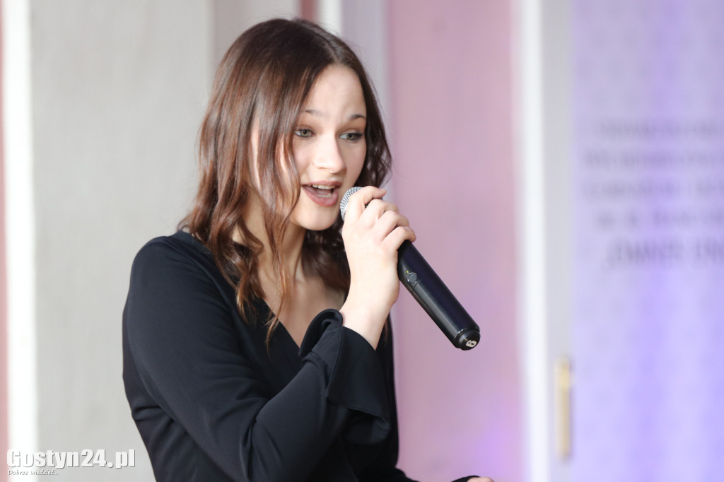 Świadectwa w dłoniach, matura za pasem. Maturzyści z gostyńskiego liceum pożegnali szkołę średnią