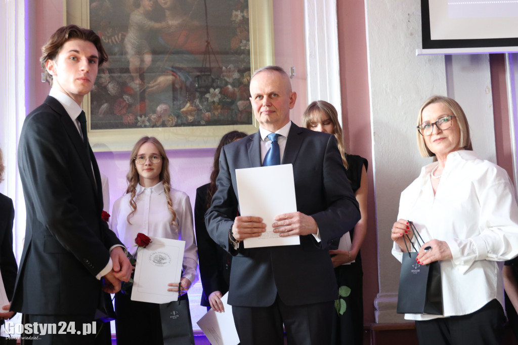 Świadectwa w dłoniach, matura za pasem. Maturzyści z gostyńskiego liceum pożegnali szkołę średnią