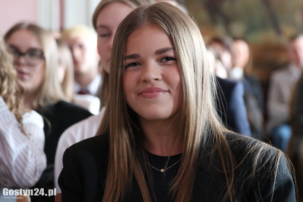 Świadectwa w dłoniach, matura za pasem. Maturzyści z gostyńskiego liceum pożegnali szkołę średnią