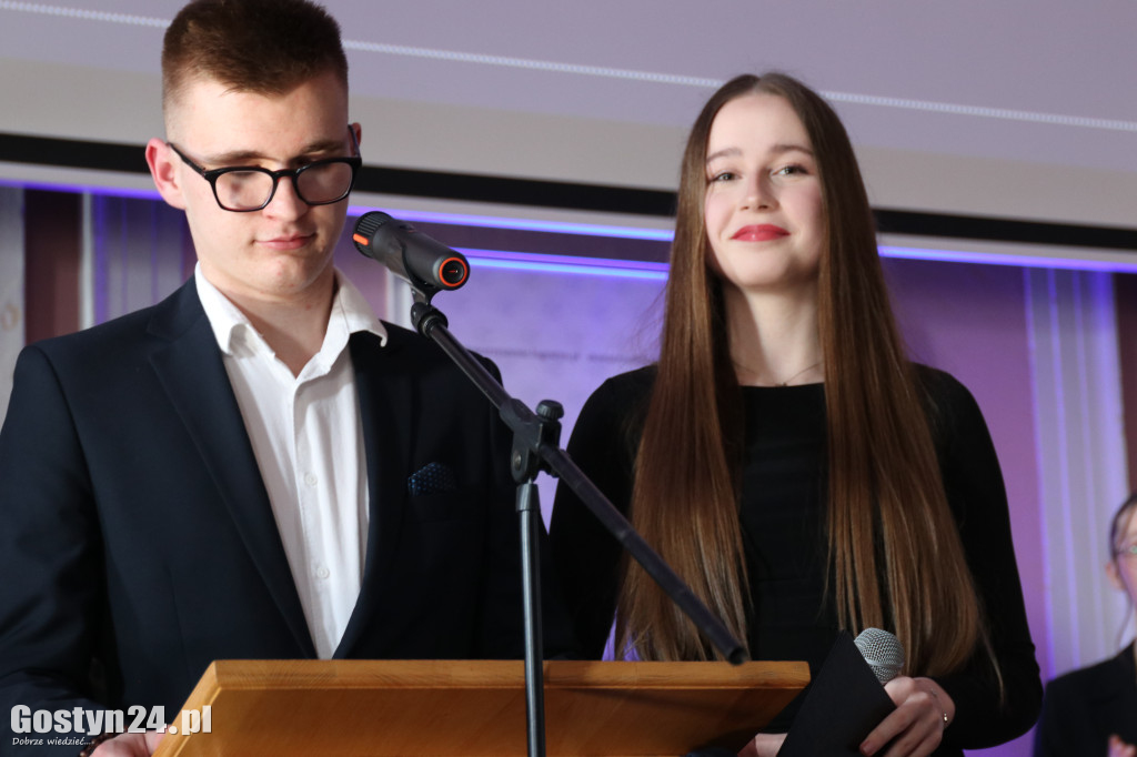 Świadectwa w dłoniach, matura za pasem. Maturzyści z gostyńskiego liceum pożegnali szkołę średnią