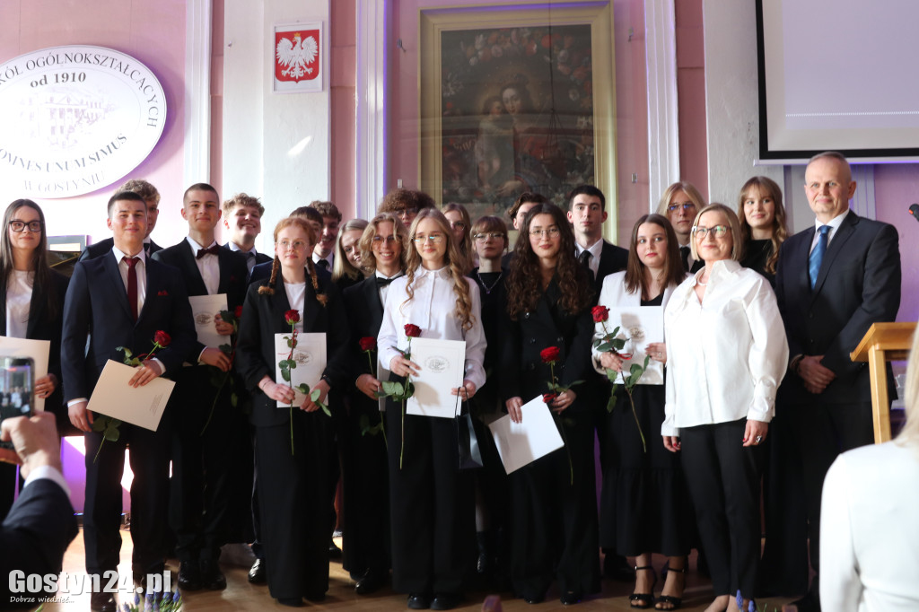 Świadectwa w dłoniach, matura za pasem. Maturzyści z gostyńskiego liceum pożegnali szkołę średnią
