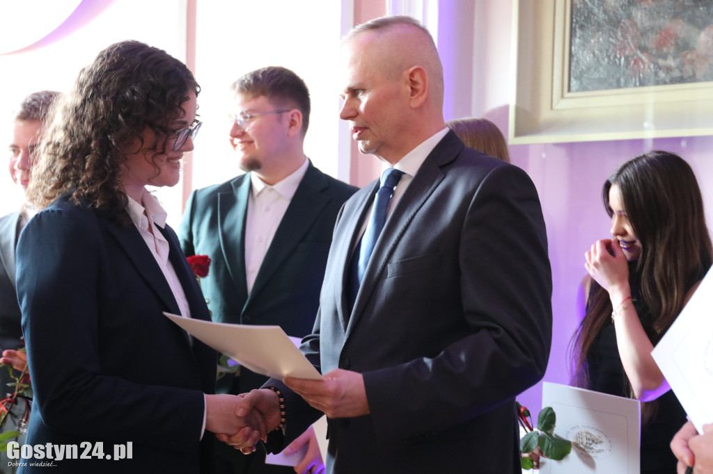 Świadectwa w dłoniach, matura za pasem. Maturzyści z gostyńskiego liceum pożegnali szkołę średnią