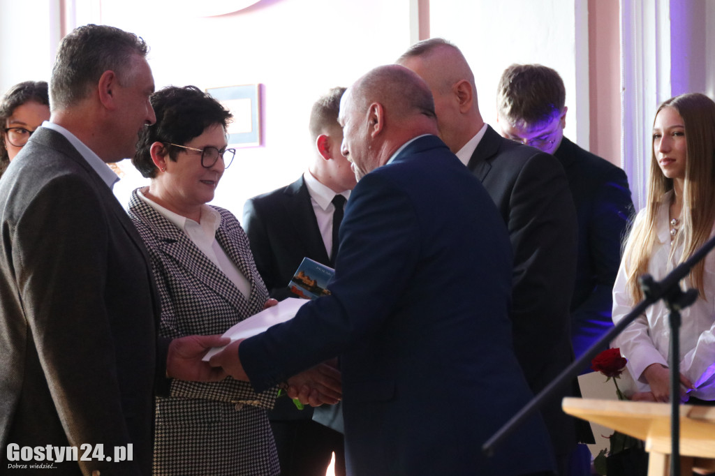 Świadectwa w dłoniach, matura za pasem. Maturzyści z gostyńskiego liceum pożegnali szkołę średnią